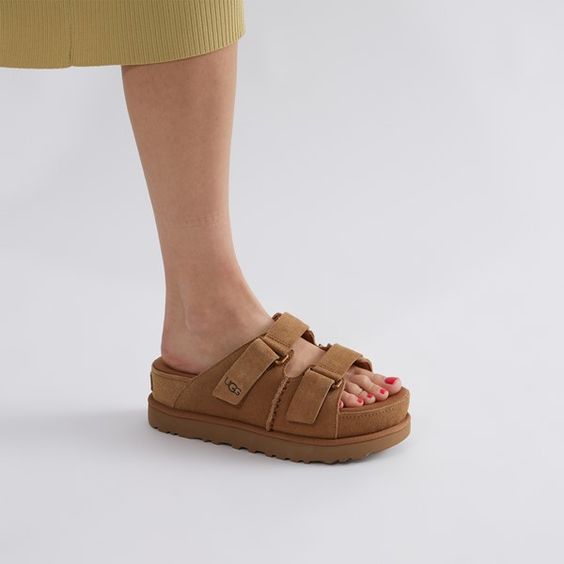 סנדלי האג | כפכפי האג UGG Goldenstar Hi Slide Chestnut