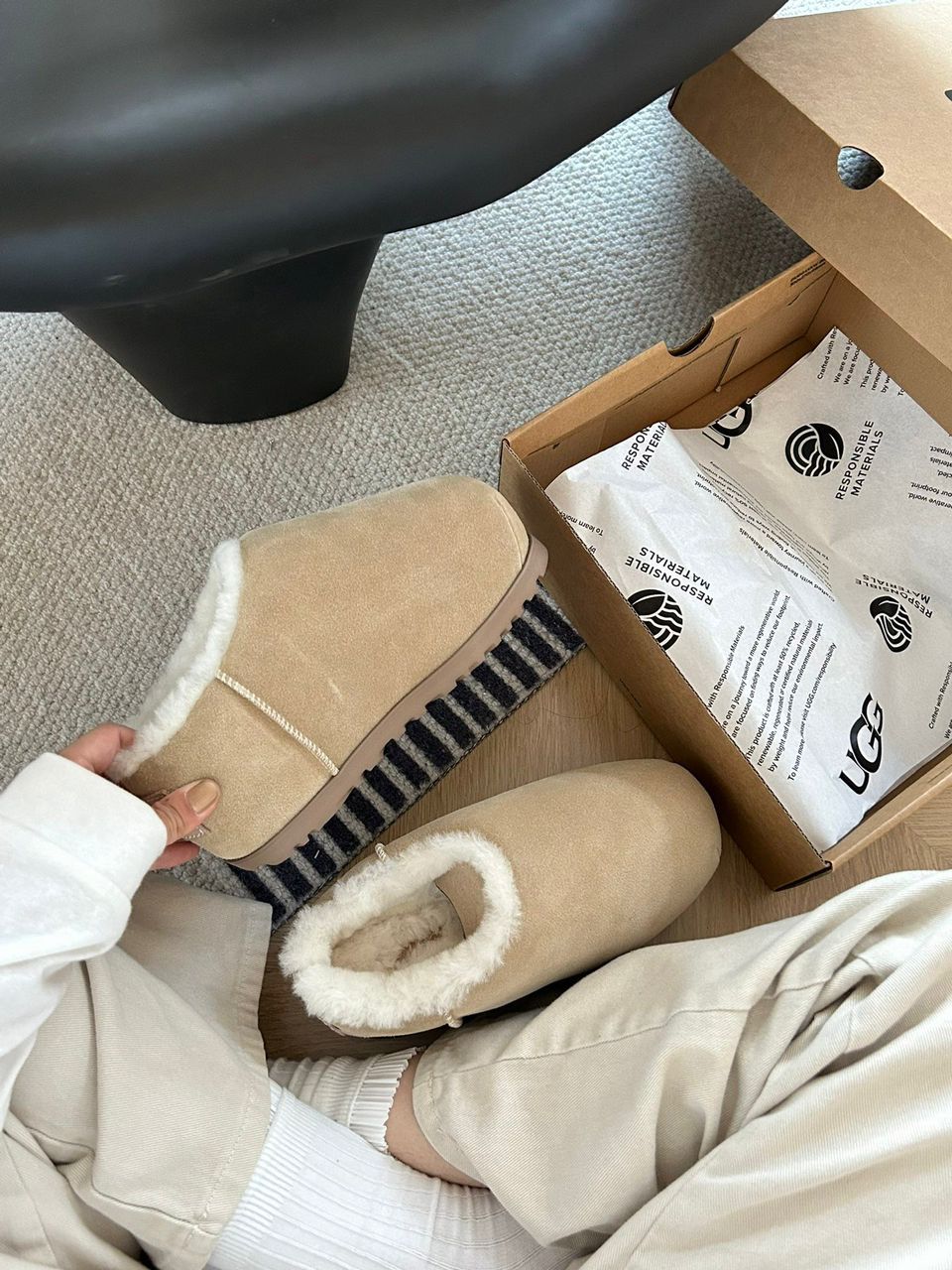 UGG Pumped Round Toe Slides - Bright