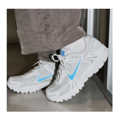 Nike Zoom Vomero 5 Photon Dust University Blue – נייק זום
