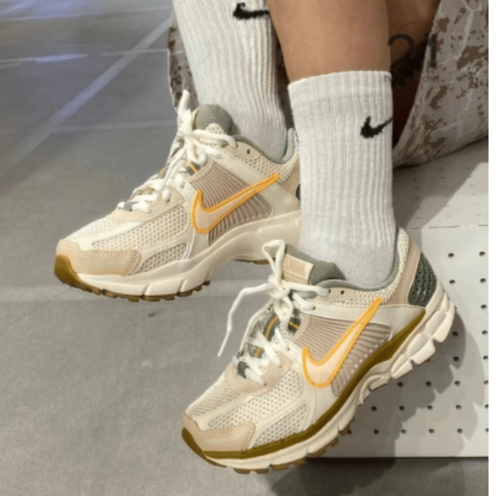 Nike Zoom Vomero 5 Sail Laser Orange Medium Olive – נייק זום