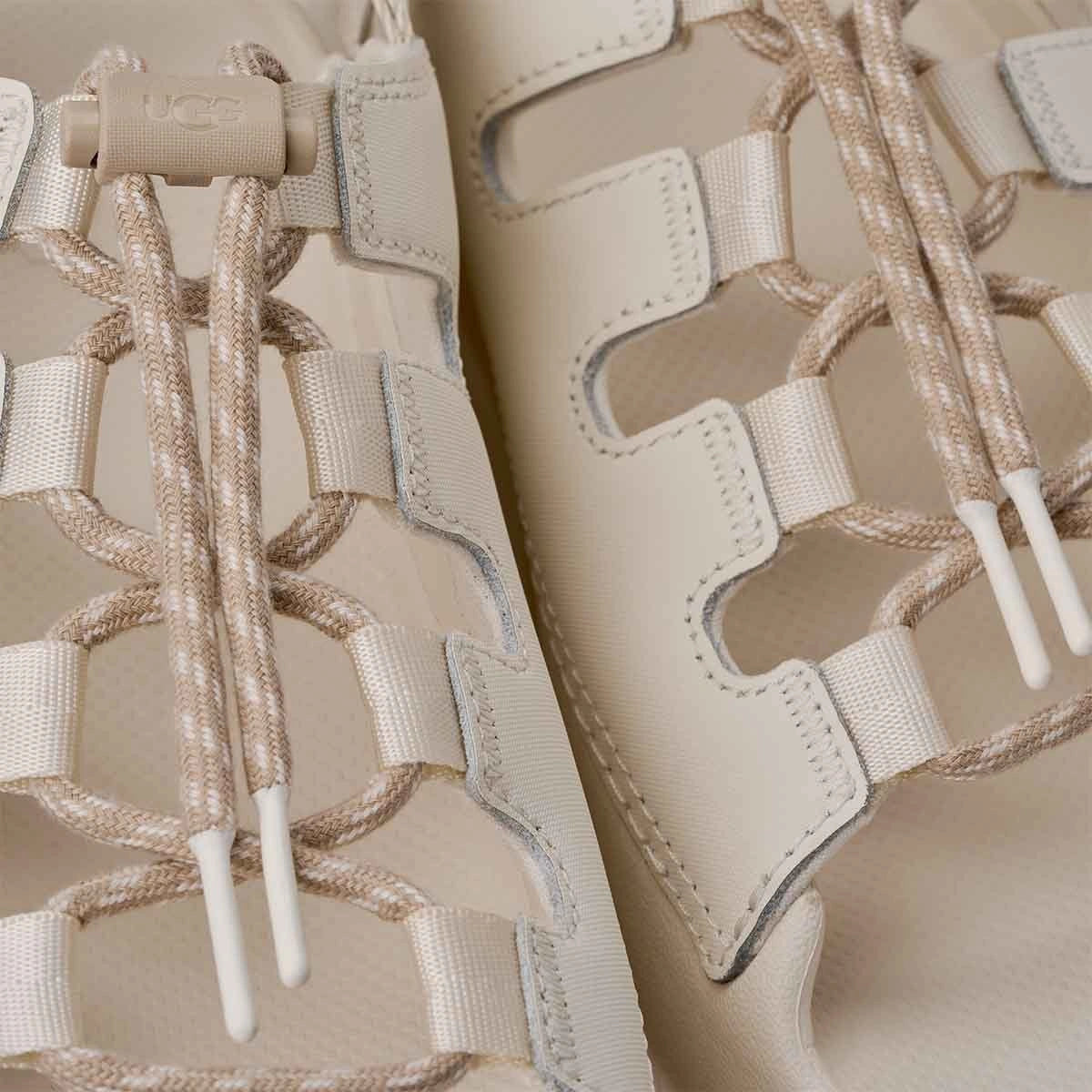 UGG GoldenGlow Toggle Sandal לנשים – נוחות מתקדמת וסטייל אורבני Jasmine