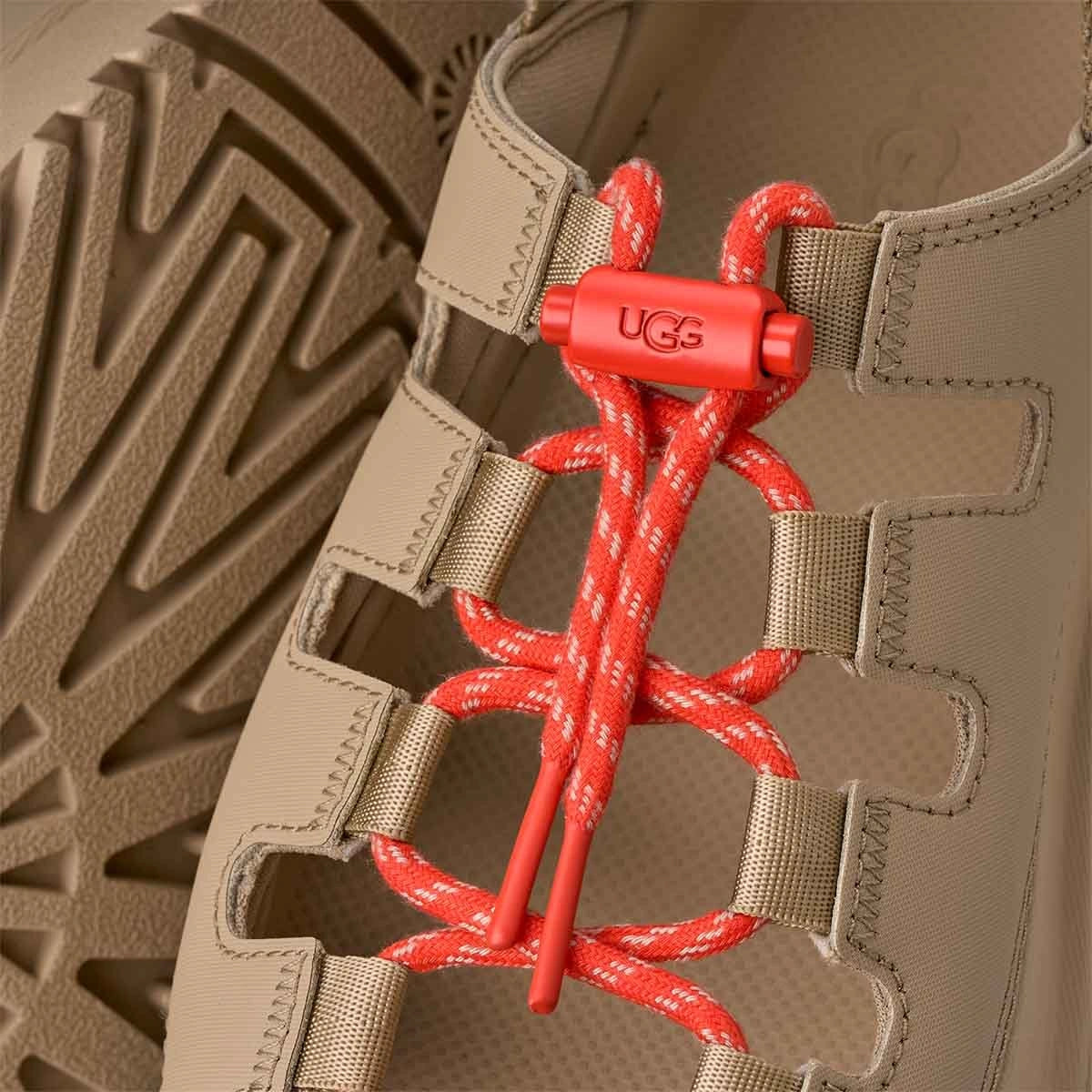 UGG GoldenGlow Toggle Sandal לנשים – נוחות מתקדמת וסטייל אורבני Mustard Seed